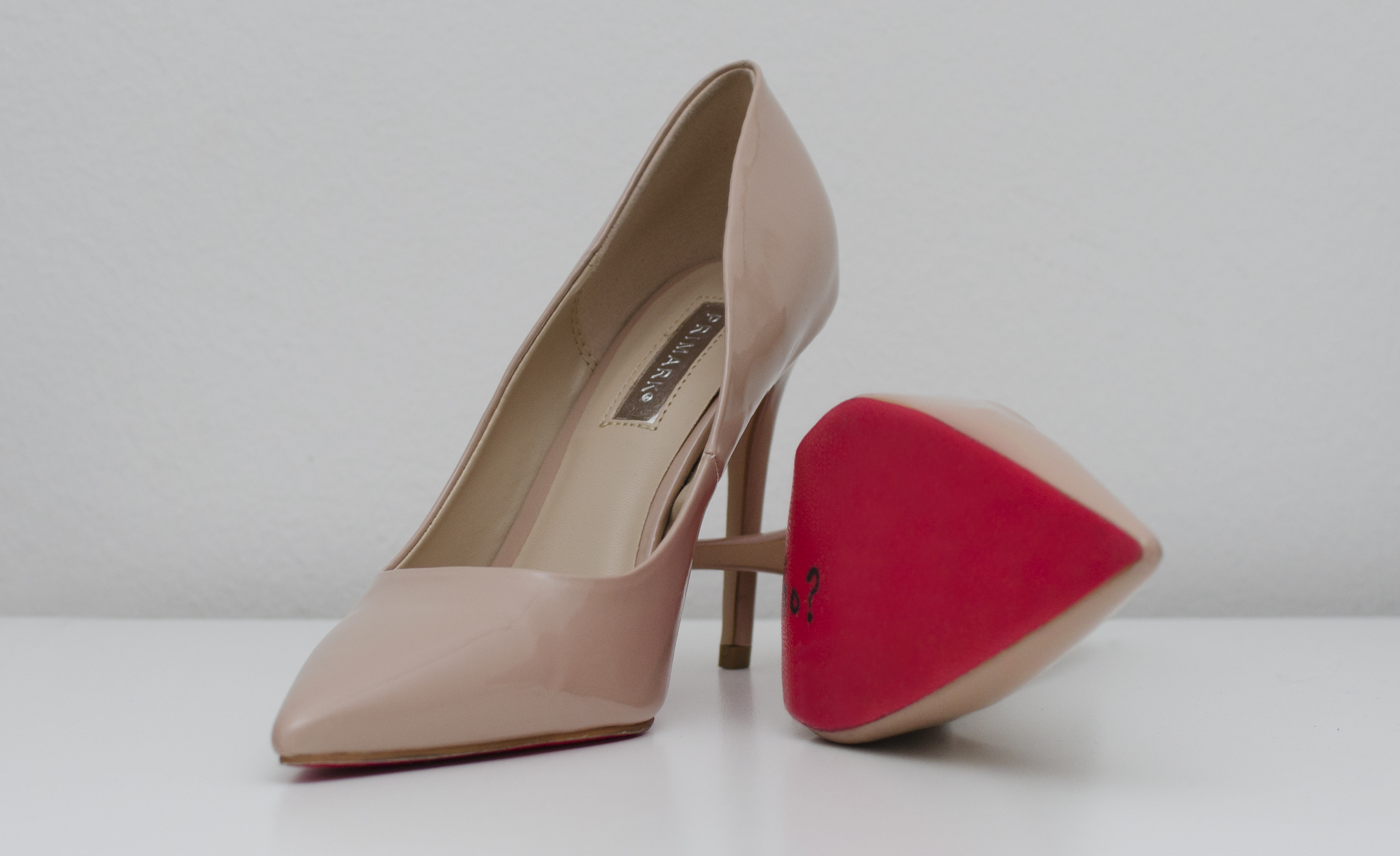 "the shoe-tattoo" macht ...  deine Schuhe zu einem noch nie dagewesenen, einzigartigen Blickfang. Je nach Lust und Laune kannst du deine Sohlen individuell gestalten und dir dadurch ein Unikat sichern. Egal, ob mit Zebra- oder Glitterlook - Jede Frau findet bei uns den eigenen Stil wieder.    Die kinderleicht anzubringenden Sohlenaufkleber (tattoos) verleihen nicht nur Glamour, sondern bringen auch deine Individualität zur Geltung! Die langhaftenden shoe-tattoos mit Spezialbeschichtung feiern mit dir nicht 