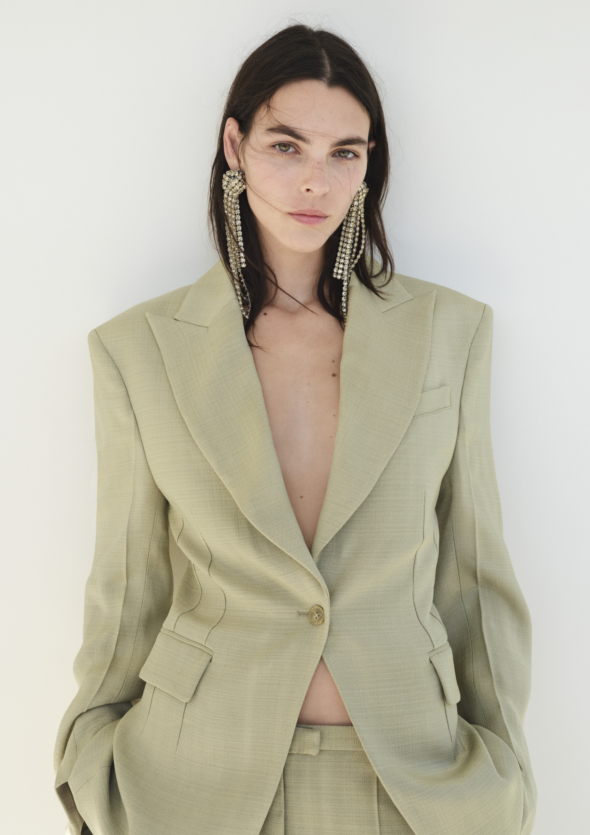 © Funkelnder Strassschmuck um € 39,99 und Blazer um € 249,- aus der H&M Studio S/S24 Collection
