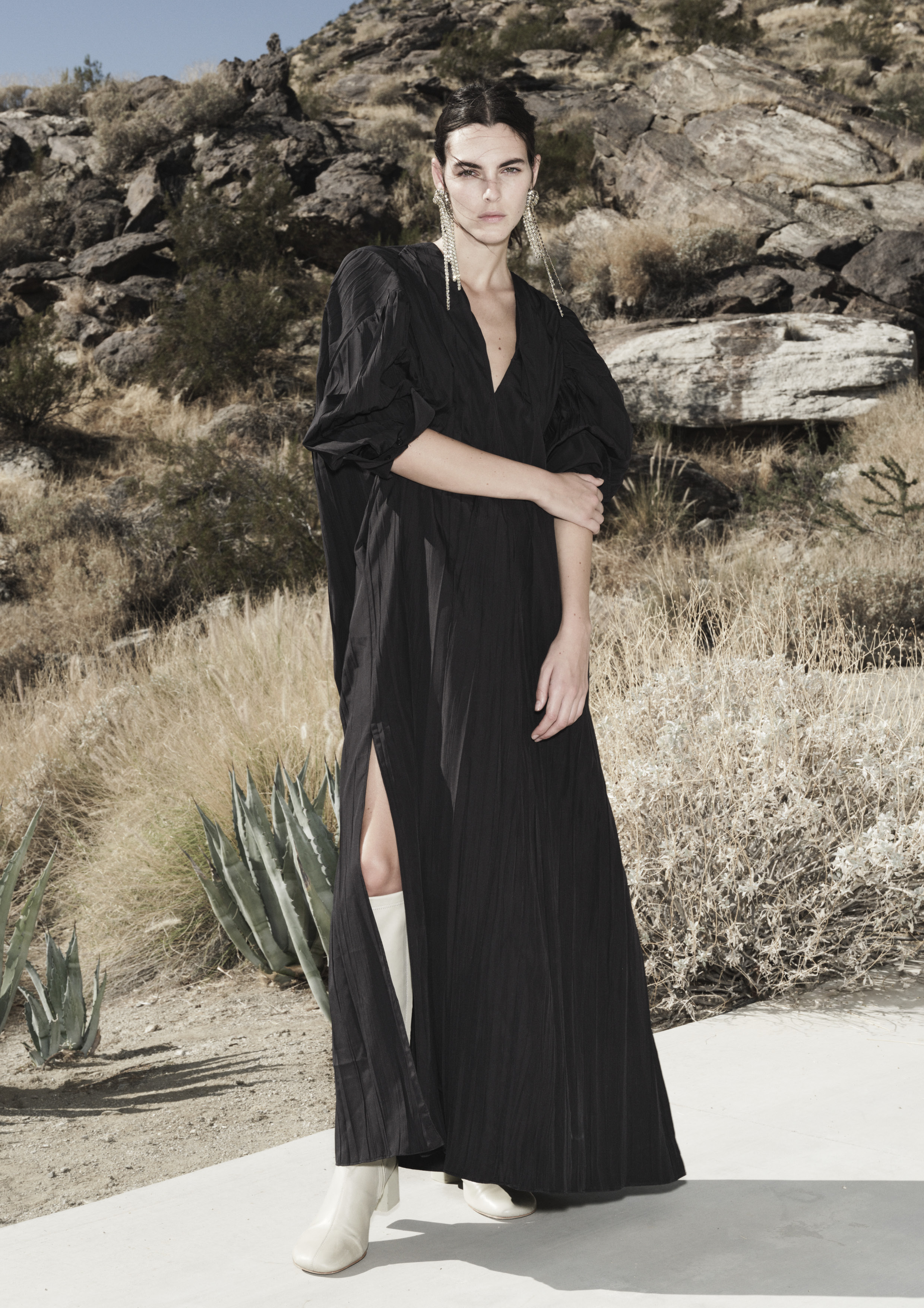 © Kniehohe Glattlederstiefel um € 199,- und Kleid um € 99,- aus der H&M Studio S/S24 Collection