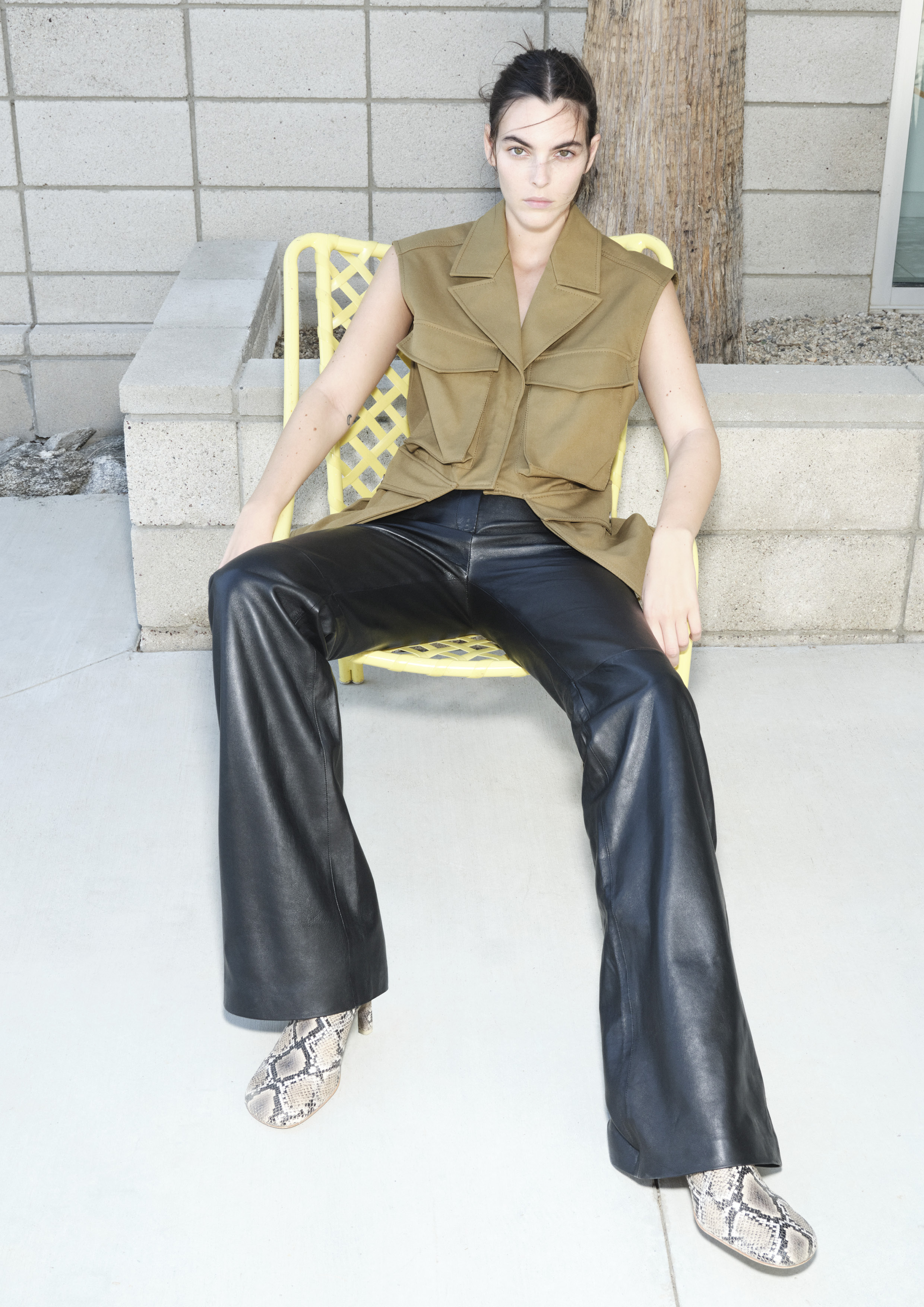 © Ledermules um € 149,-, Lederhose um € 299,- und Gilet um € 99,99 aus der H&M Studio S/S24 Collection