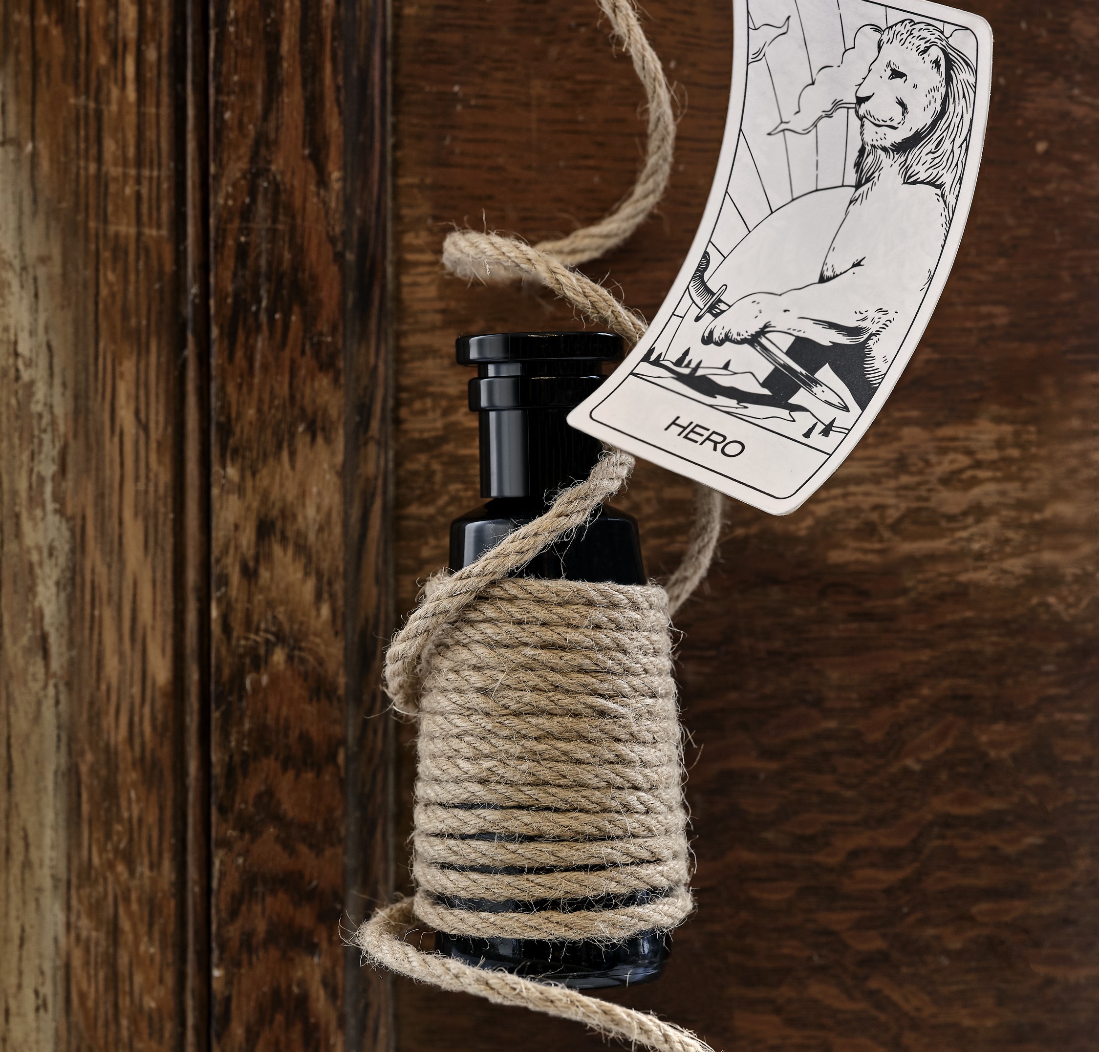 © ARgENTUM LES PARFUMS INFINIS HERO mit Weihrauch, Nelkenknospe und Agarholz