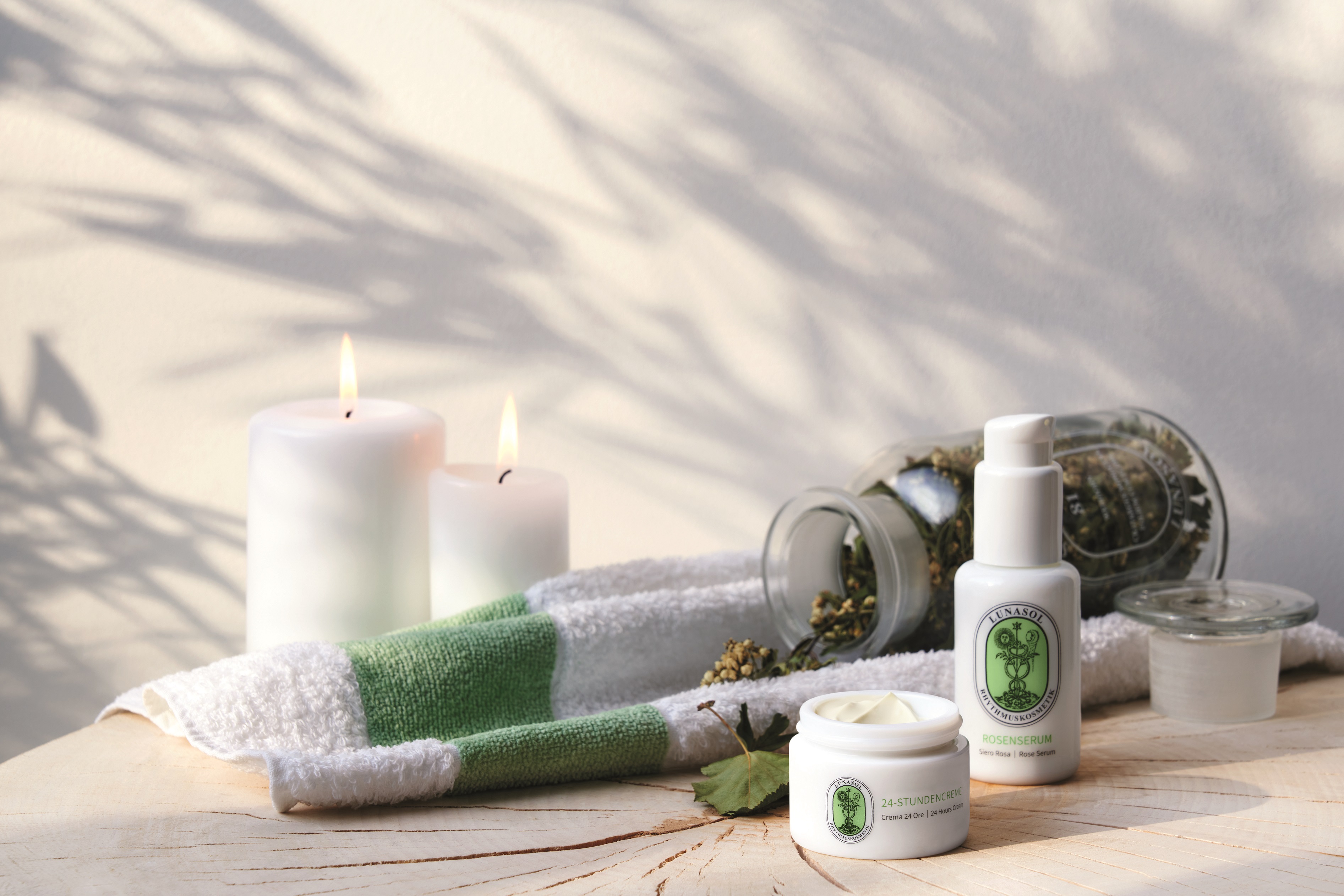 LUNASOL 24 Stundencreme und Rosenserum I © Soluna