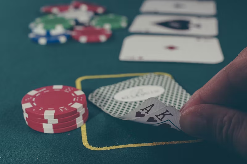  © https://unsplash.com/photos/person-holding-black-ace-and-king-spades-playing-cards-on-poker-table-GikVY_KS9vQ