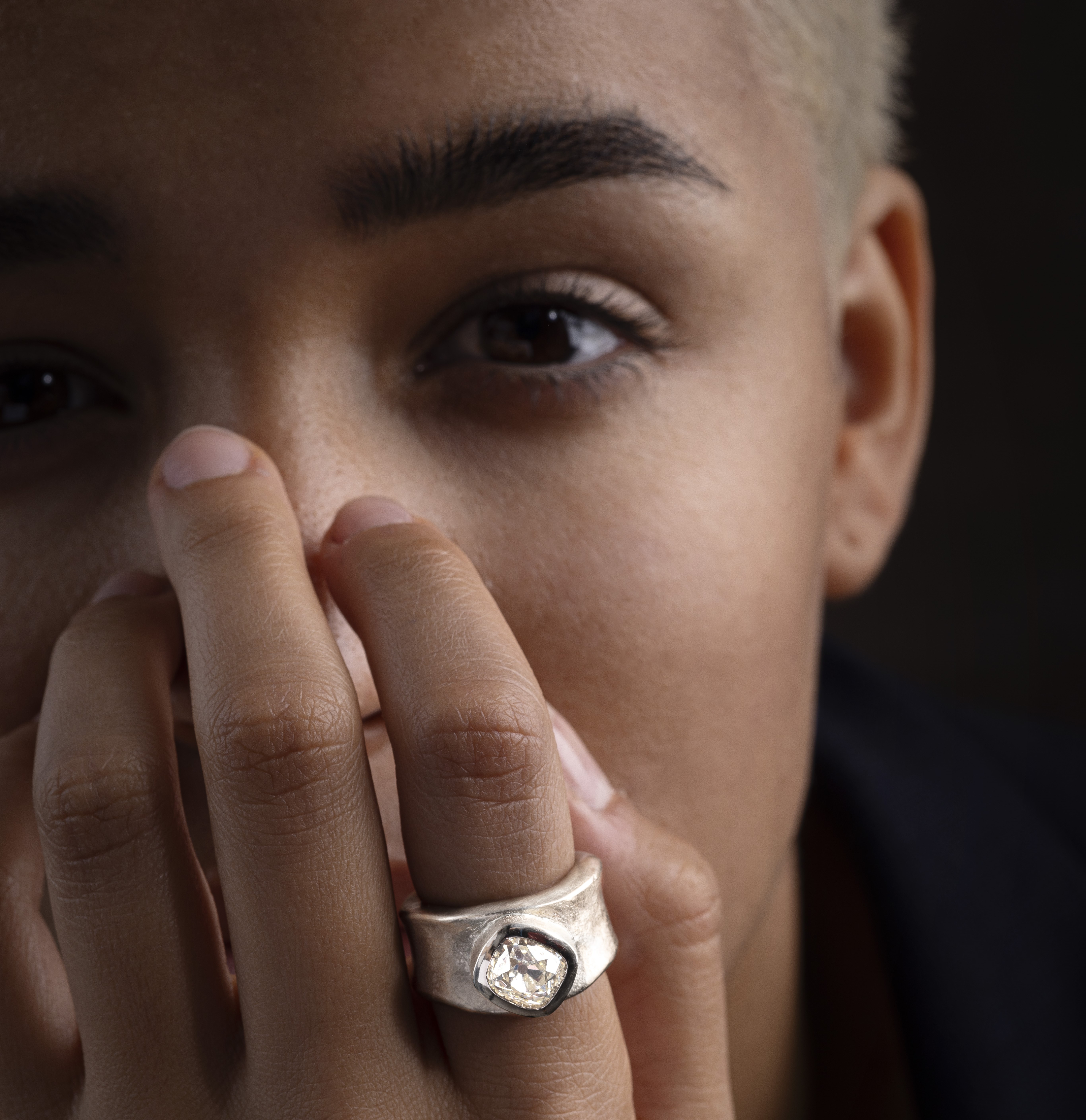 Sculpture Ring aus fairem Gold mit Vintage Diamant I © Skrein